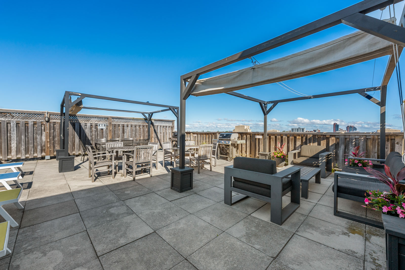 What Amenities Does the Forest Hill Lofts at 1001 Roselawn Offer?